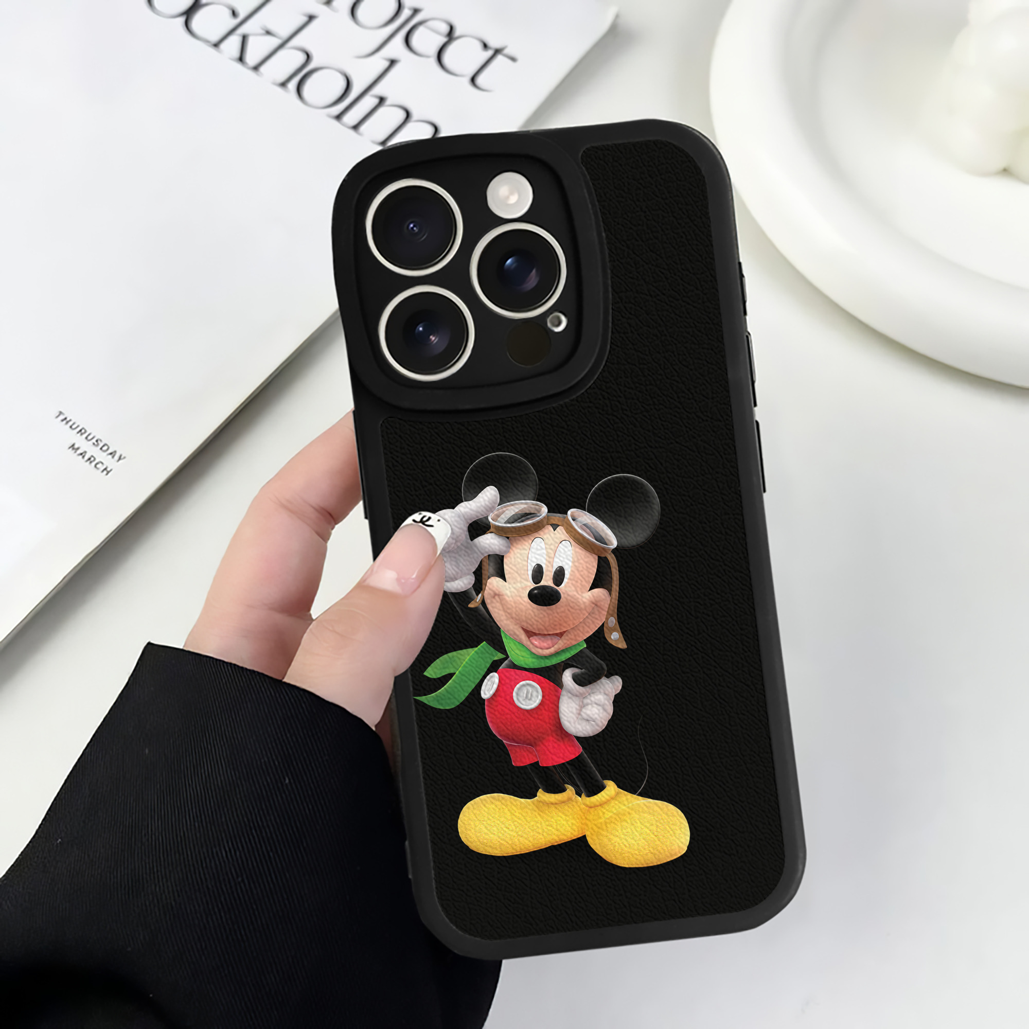 （画像用） ミッキーマウス Mickey Mouse 【iPhone 16シリーズ対応】シリコンスマホケース（レザー調） 材質：シリコン